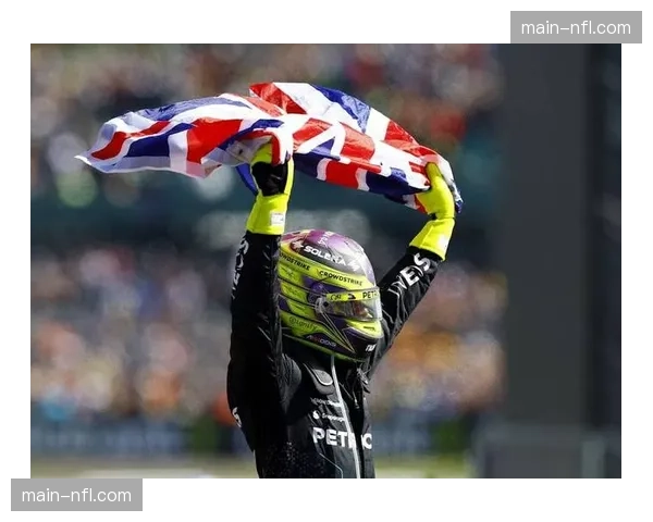 F1沙特站场边:汉密尔顿与沃尔夫在赛后进行长时间交流 F1沙特站场边:汉密尔顿与沃尔夫在赛后进行长时间交流