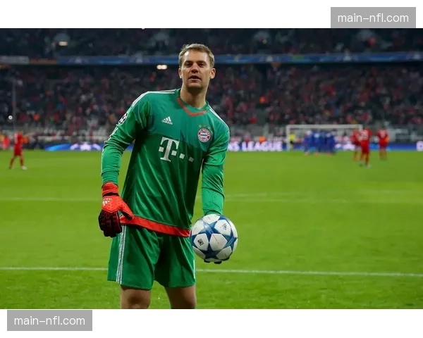 更衣室领袖：诺伊尔复出后首次担任队长，场边指导年轻门将佩雷茨。